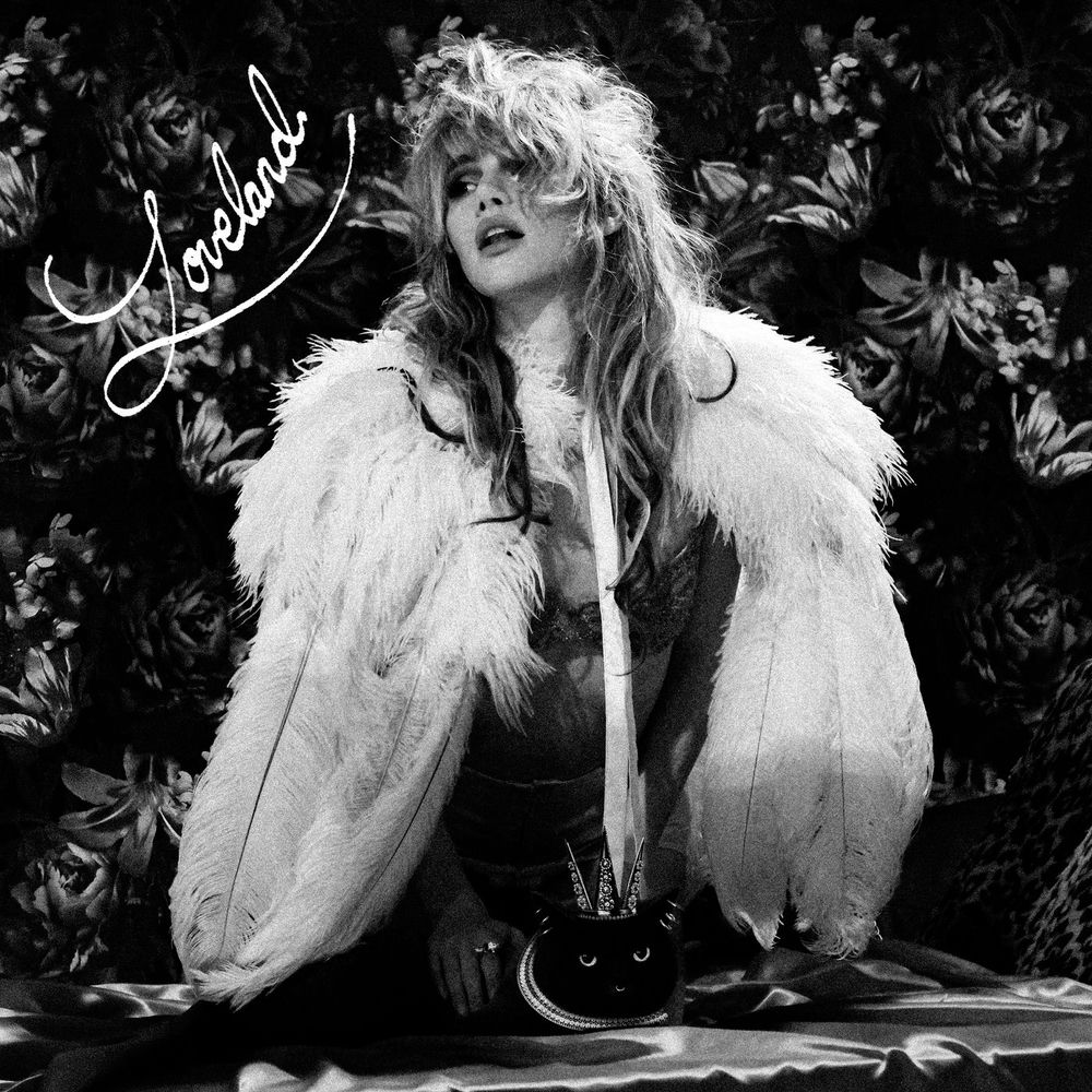 Suki Waterhouse - Tiny Raisin